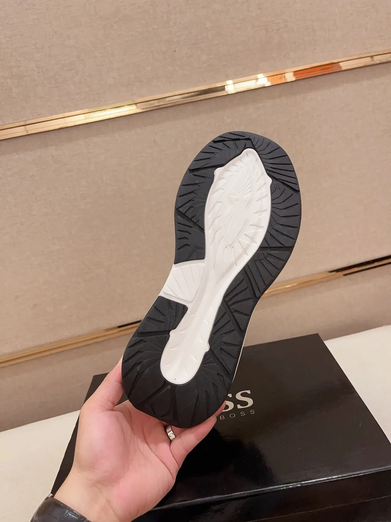 Hugo Boss sapatilhas chunky cinza e branco com monograma em malha e overlays de camurça 9