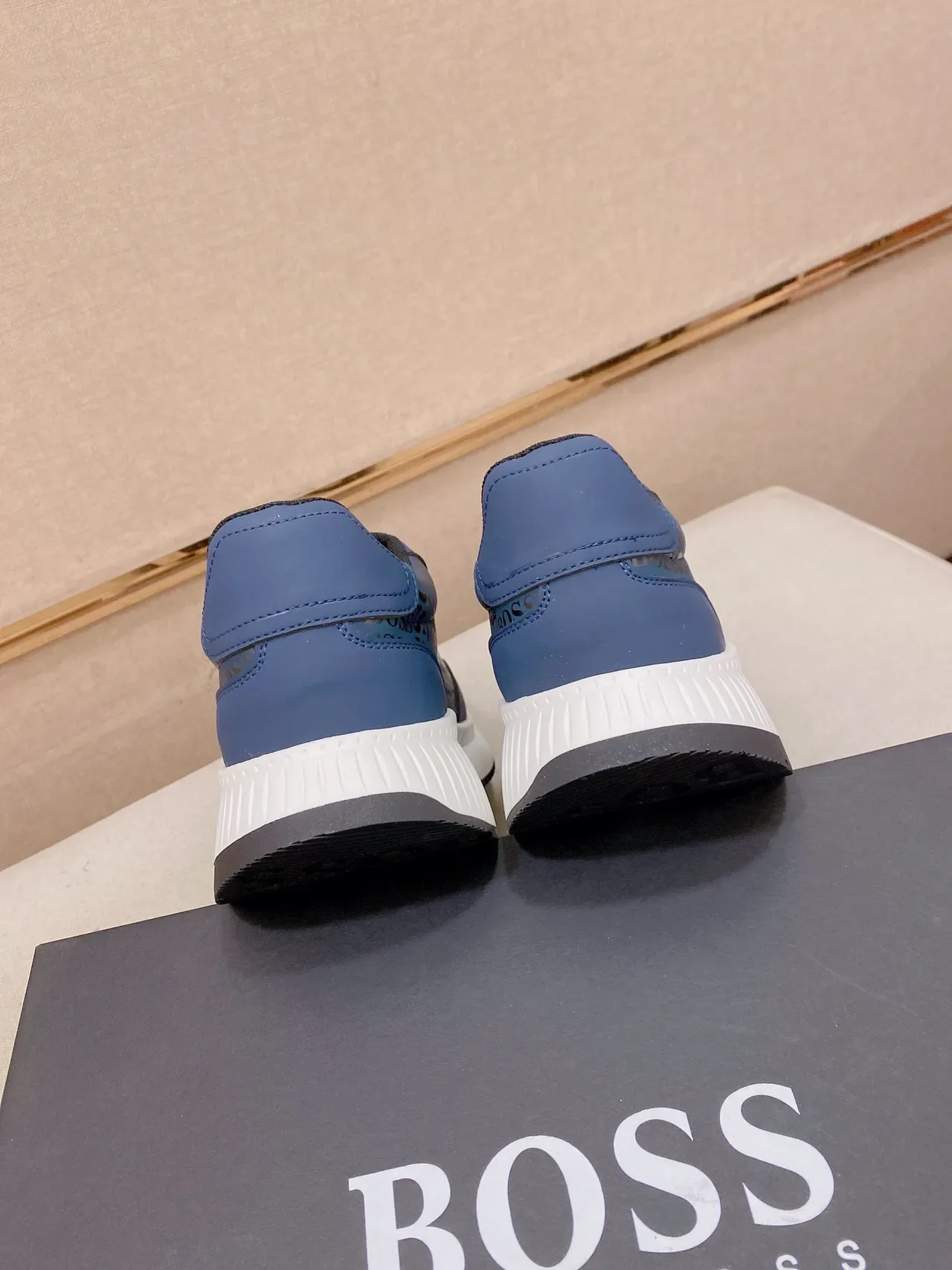 هيوغو بوس حذاء رياضي نمط حياة أزرق مطبوع بمونوغرام 8