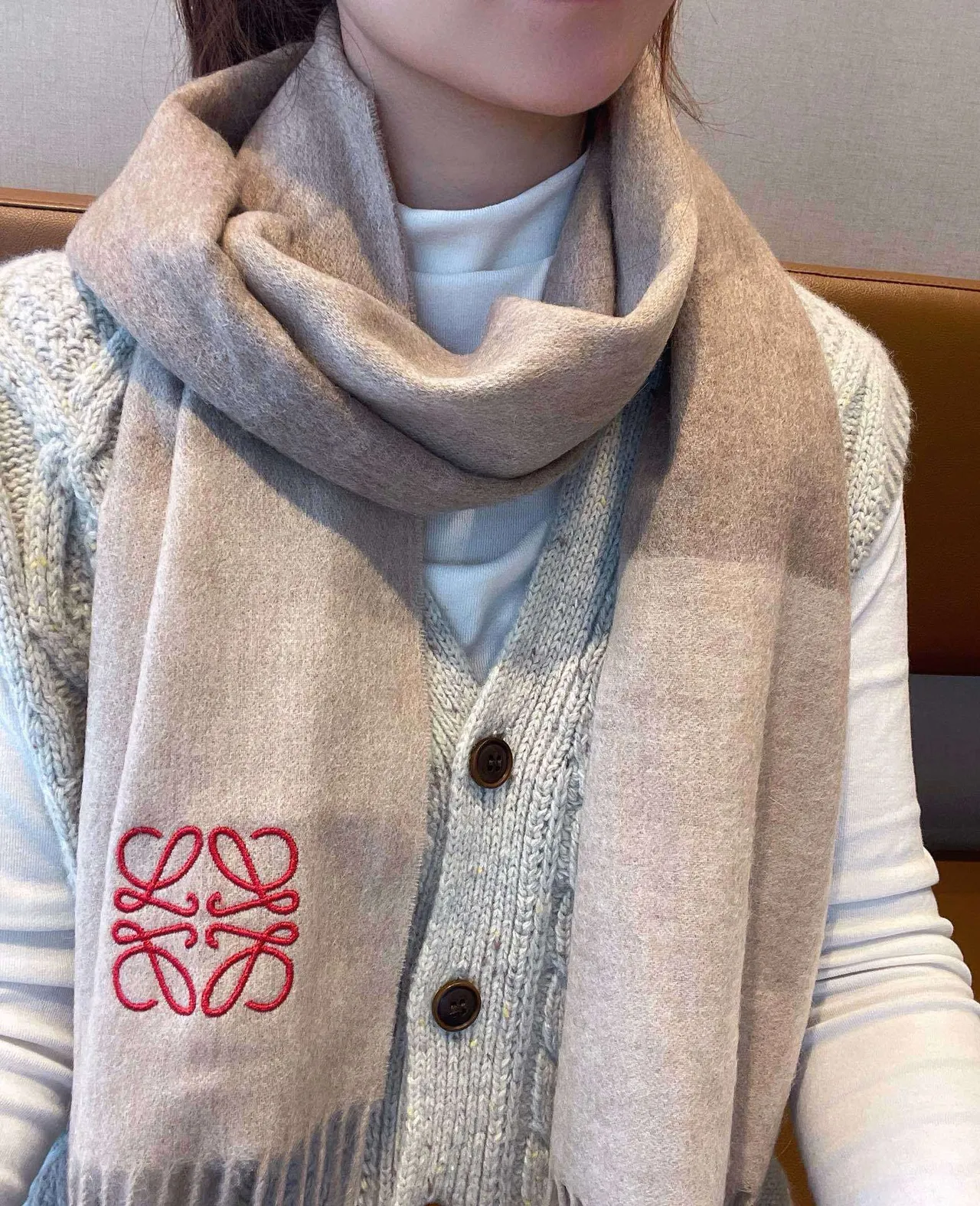 Loewe Anagram-Embroidered Beige Écharpe en Cachemire 2
