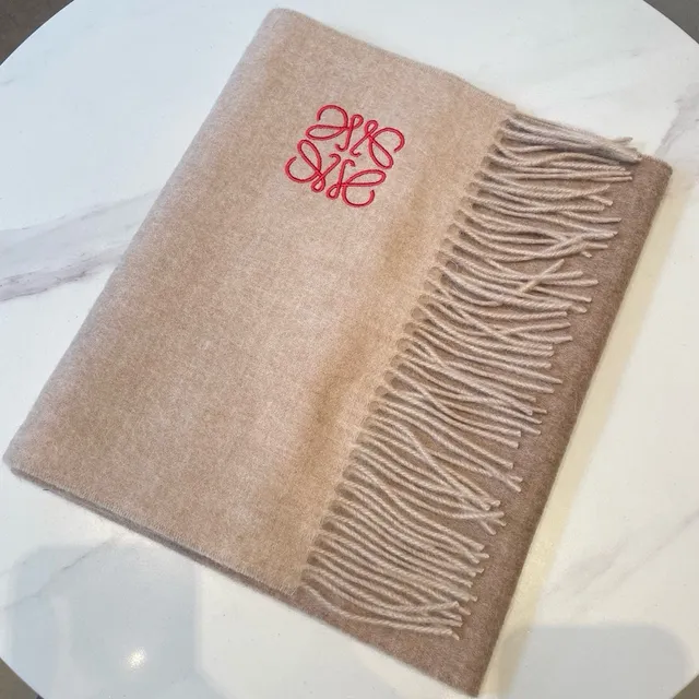 Loewe Anagram-Embroidered Beige Écharpe en Cachemire 5
