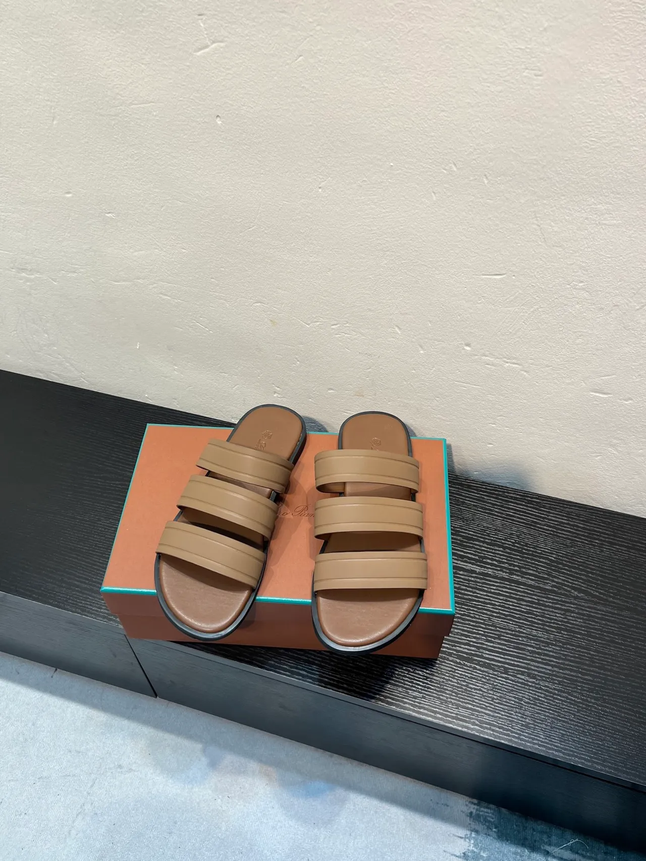 Loro Piana Beige Preto Três Tiras Acolchoado Chinelos 2