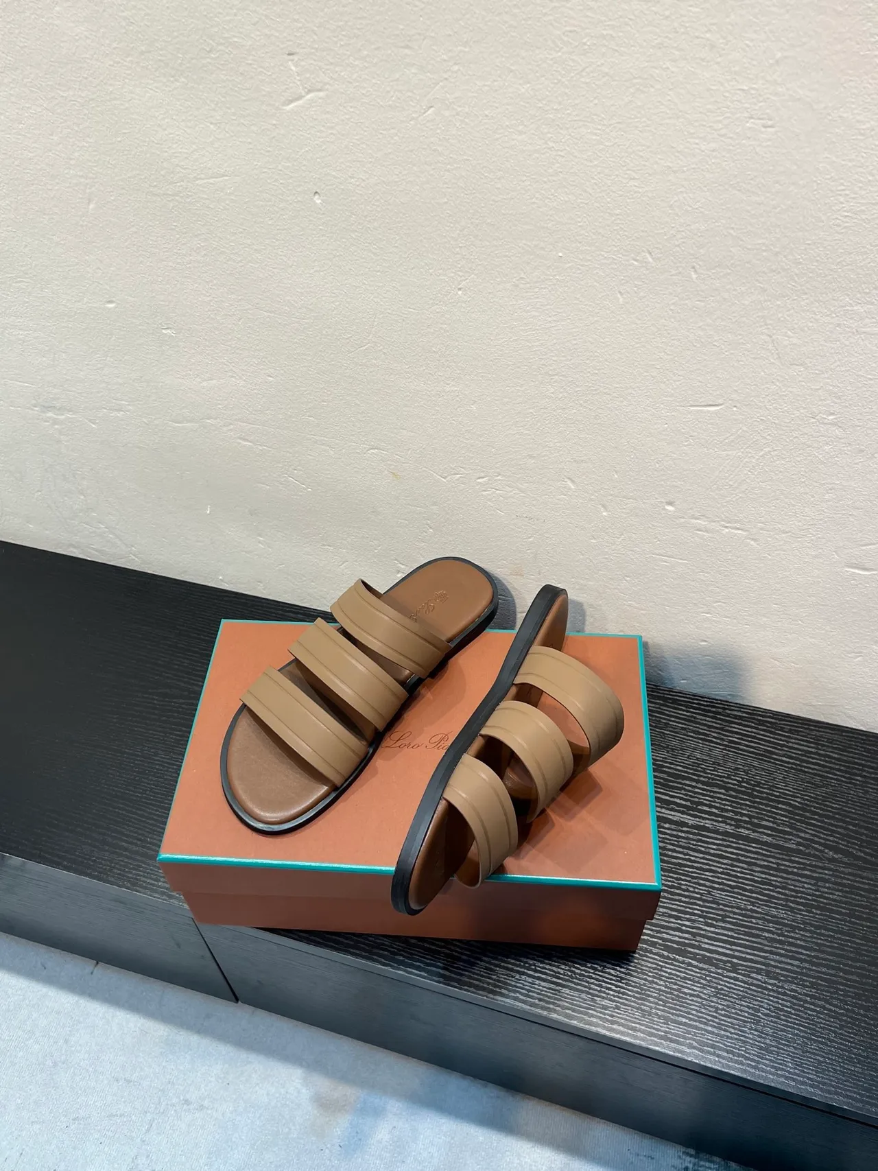 Loro Piana Beige Preto Três Tiras Acolchoado Chinelos 4
