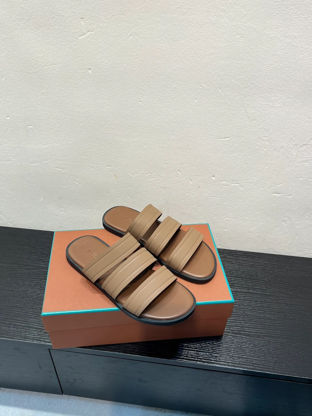 Loro Piana Beige Preto Três Tiras Acolchoado Chinelos 5