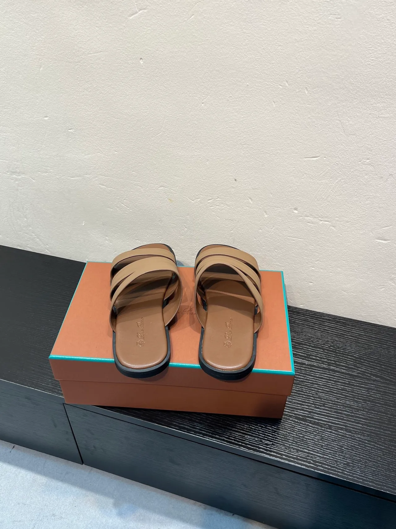Loro Piana Beige Preto Três Tiras Acolchoado Chinelos 6