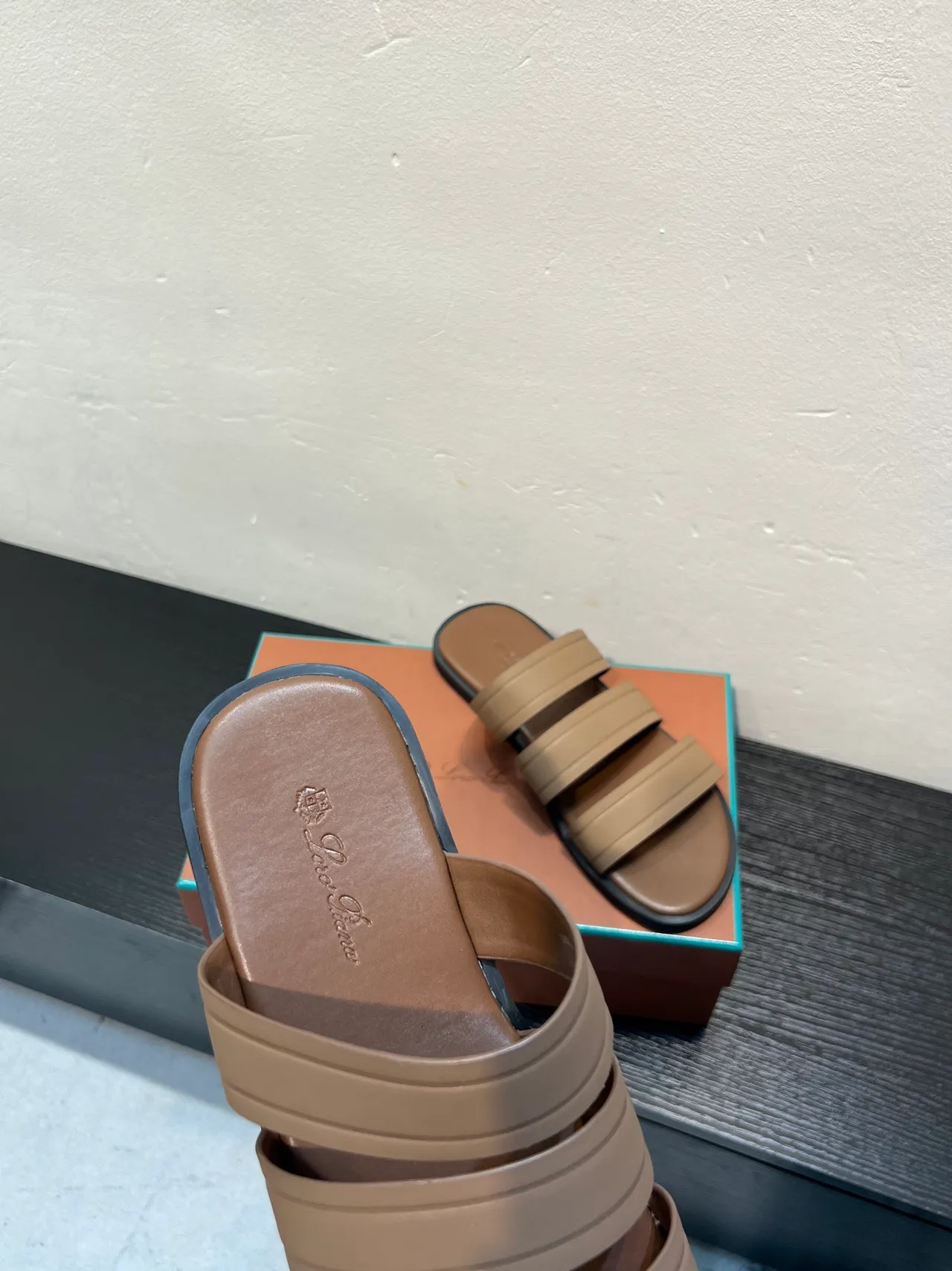 Loro Piana Beige Preto Três Tiras Acolchoado Chinelos 7