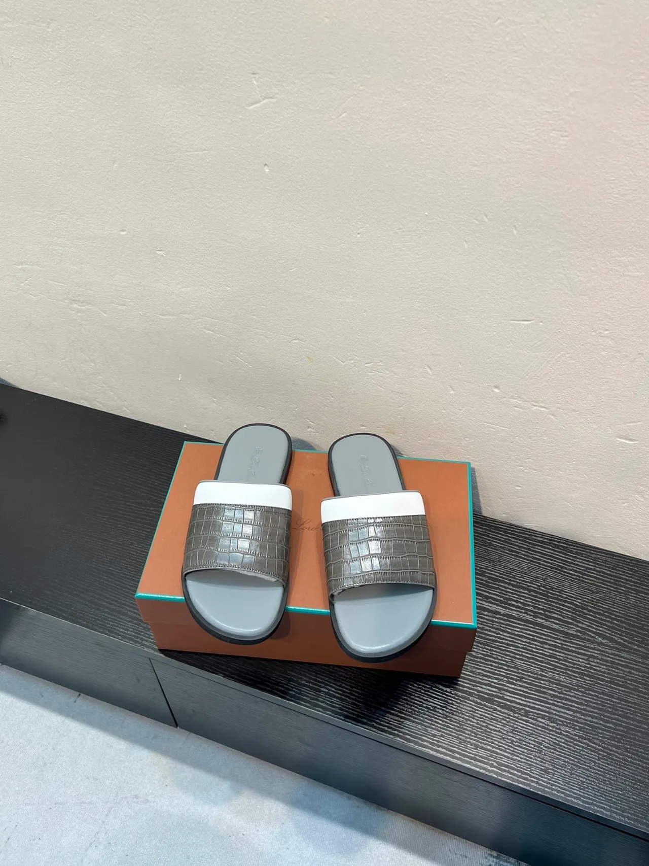 Loro Piana Chinelo de couro de crocodilo embossado de duas cores com alça 2