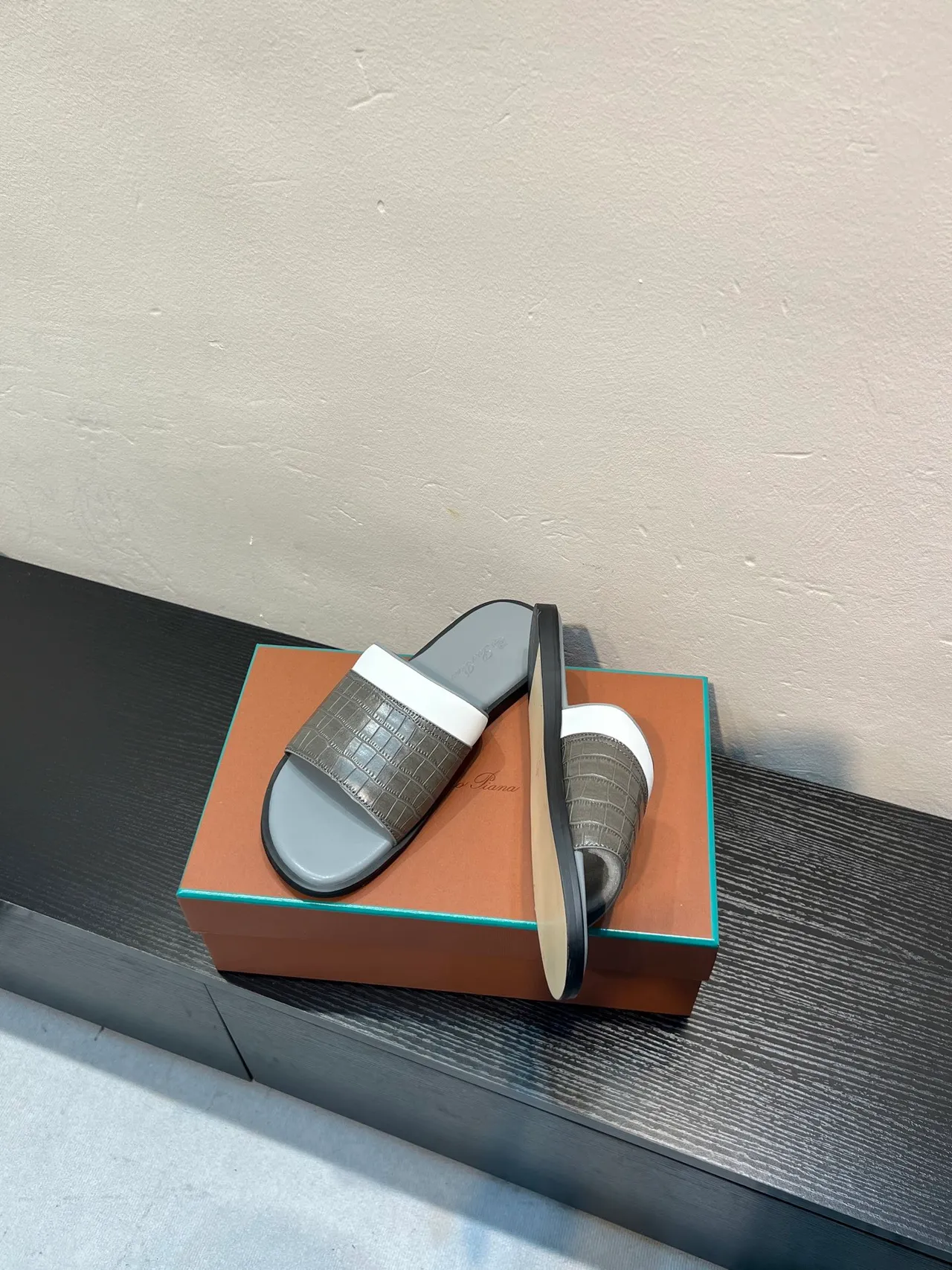 Loro Piana Chinelo de couro de crocodilo embossado de duas cores com alça 4