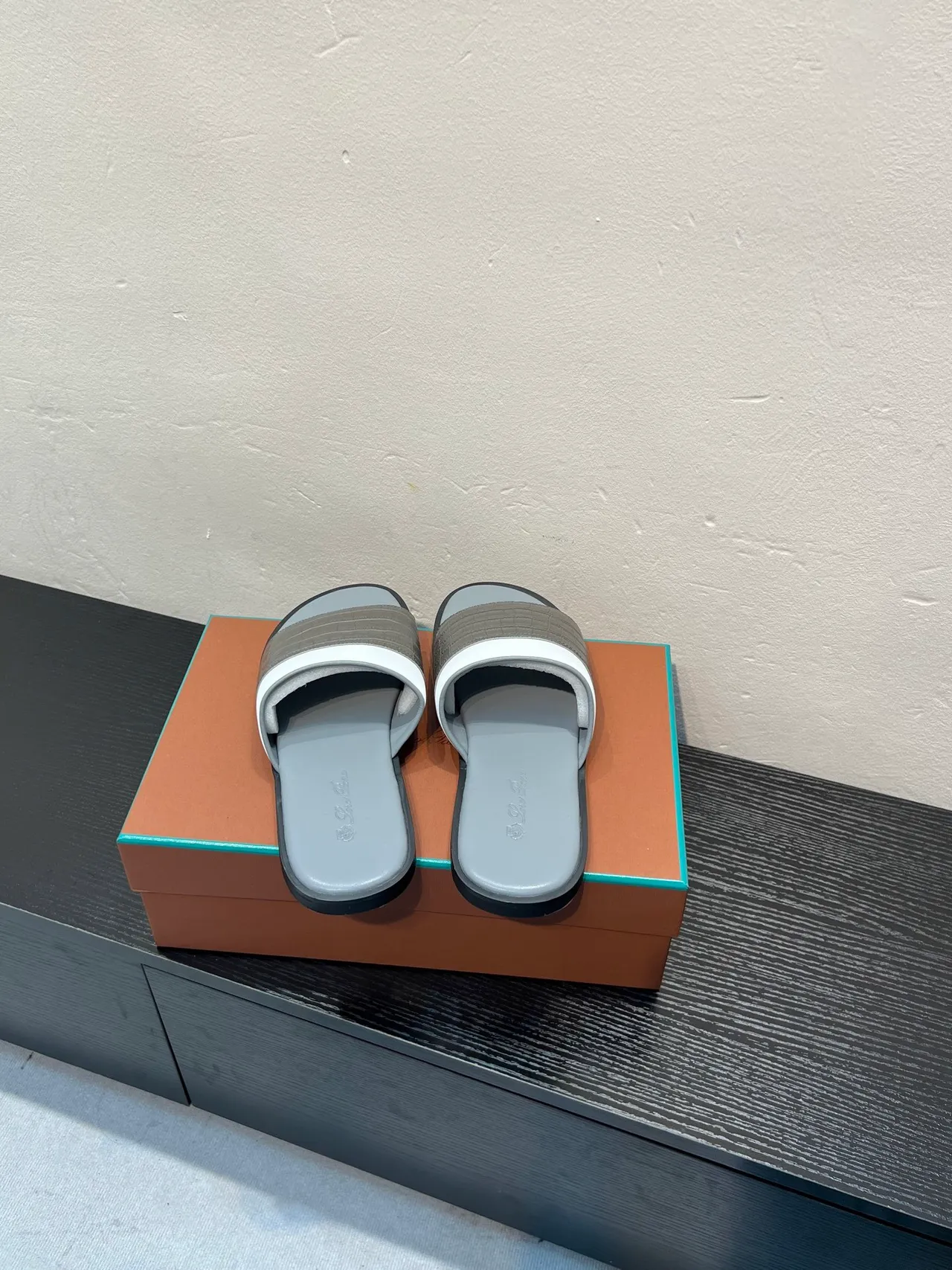 Loro Piana Chinelo de couro de crocodilo embossado de duas cores com alça 6