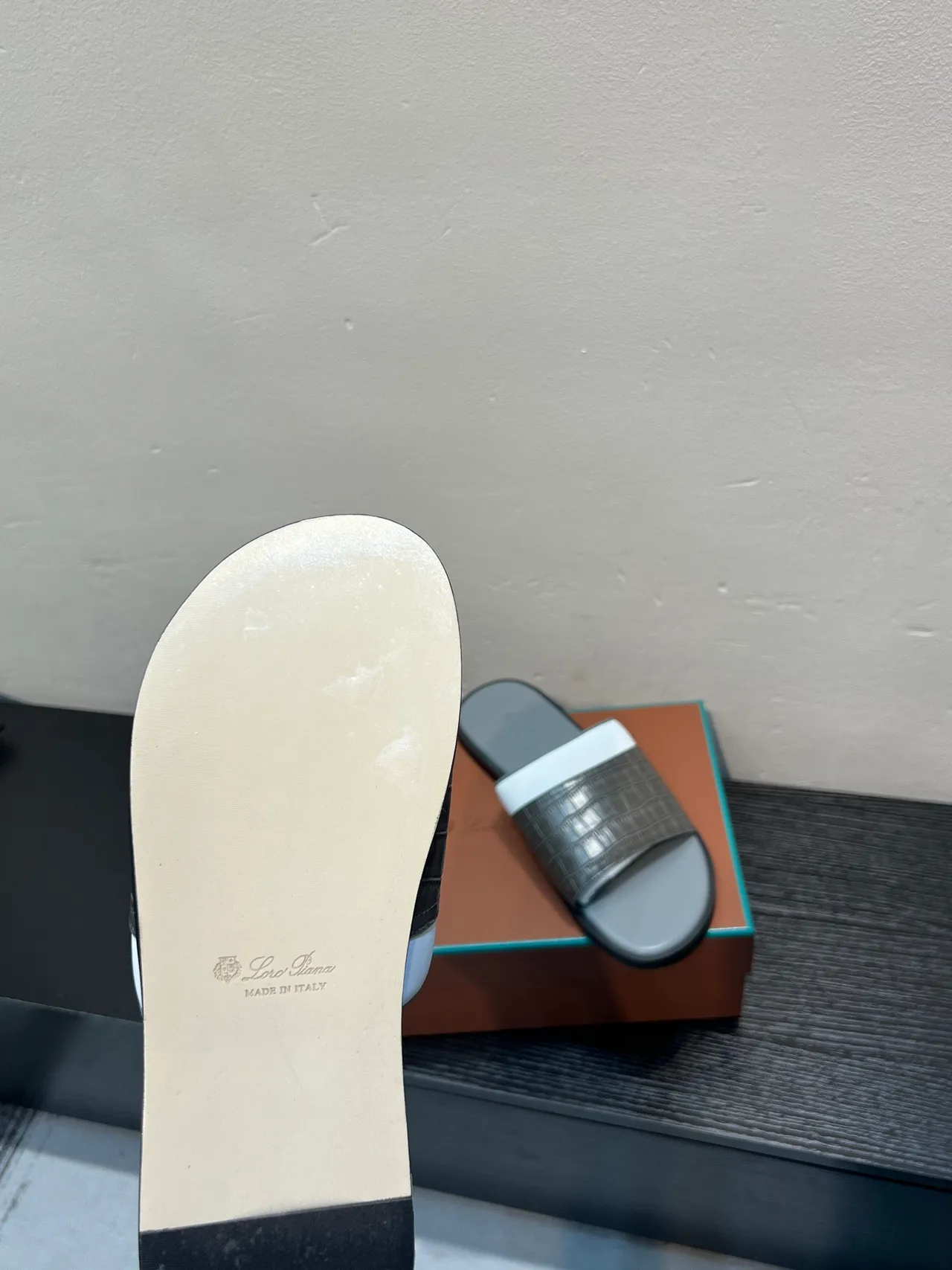Loro Piana Chinelo de couro de crocodilo embossado de duas cores com alça 9