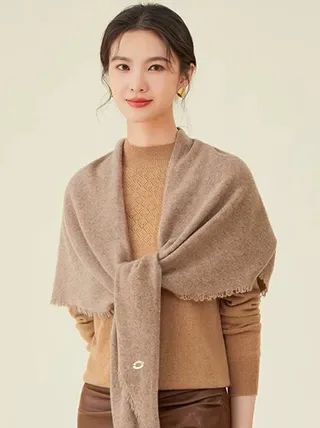 Loro Piana একরঙা ফ্রিঞ্জড ত্রিকোণীয় ক্যাশমির স্কার্ফ 2