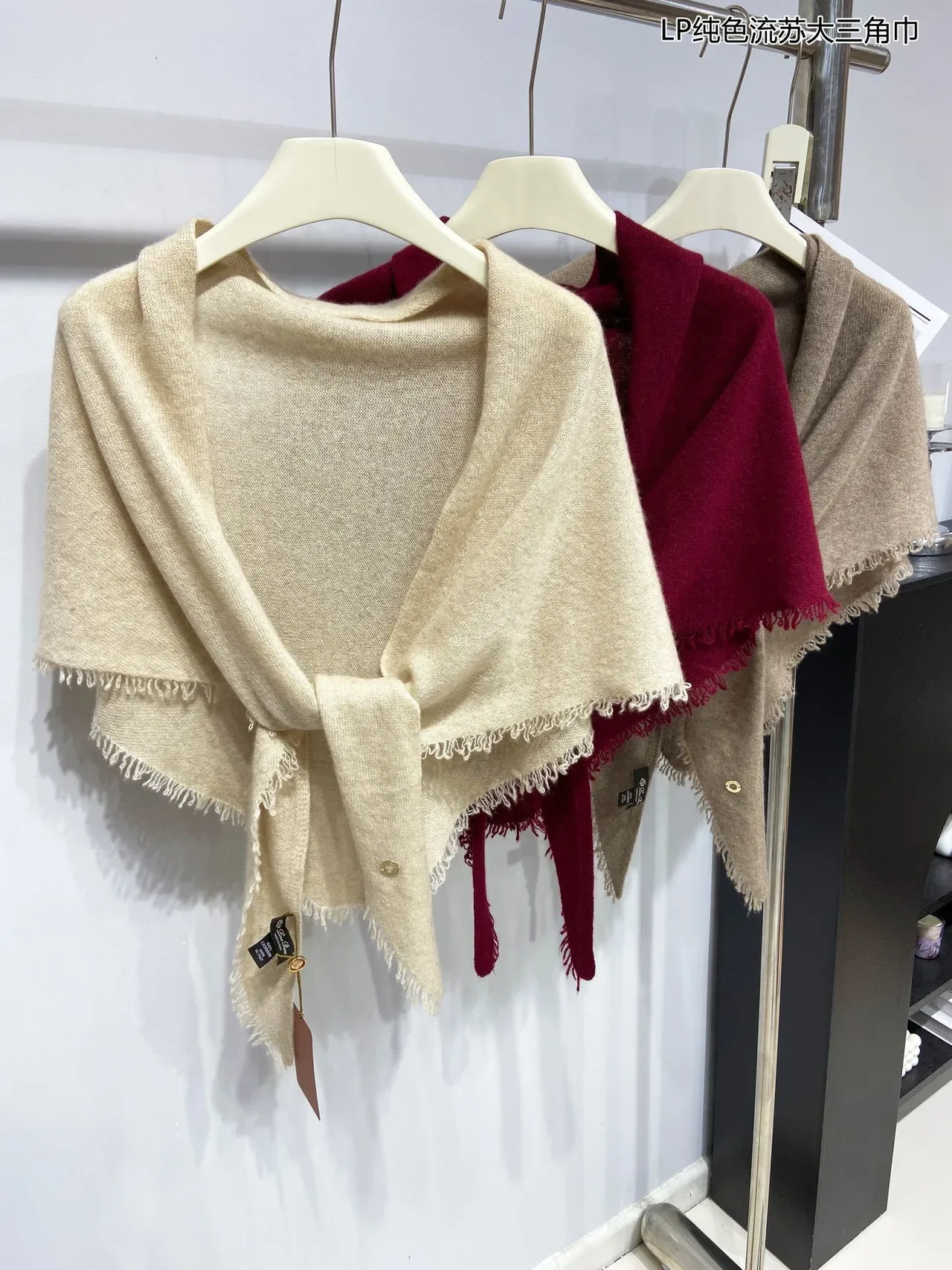 Loro Piana একরঙা ফ্রিঞ্জড ত্রিকোণীয় ক্যাশমির স্কার্ফ 3