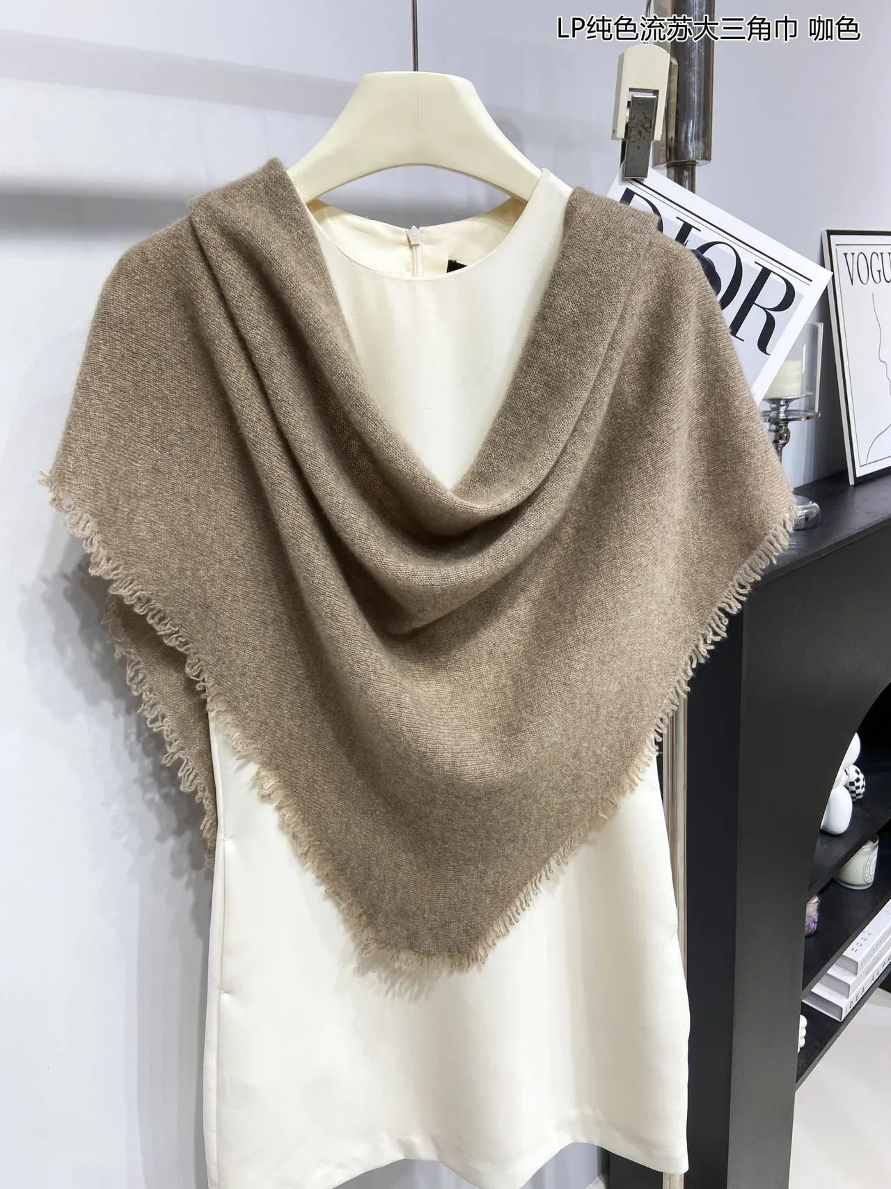 Loro Piana একরঙা ফ্রিঞ্জড ত্রিকোণীয় ক্যাশমির স্কার্ফ 6
