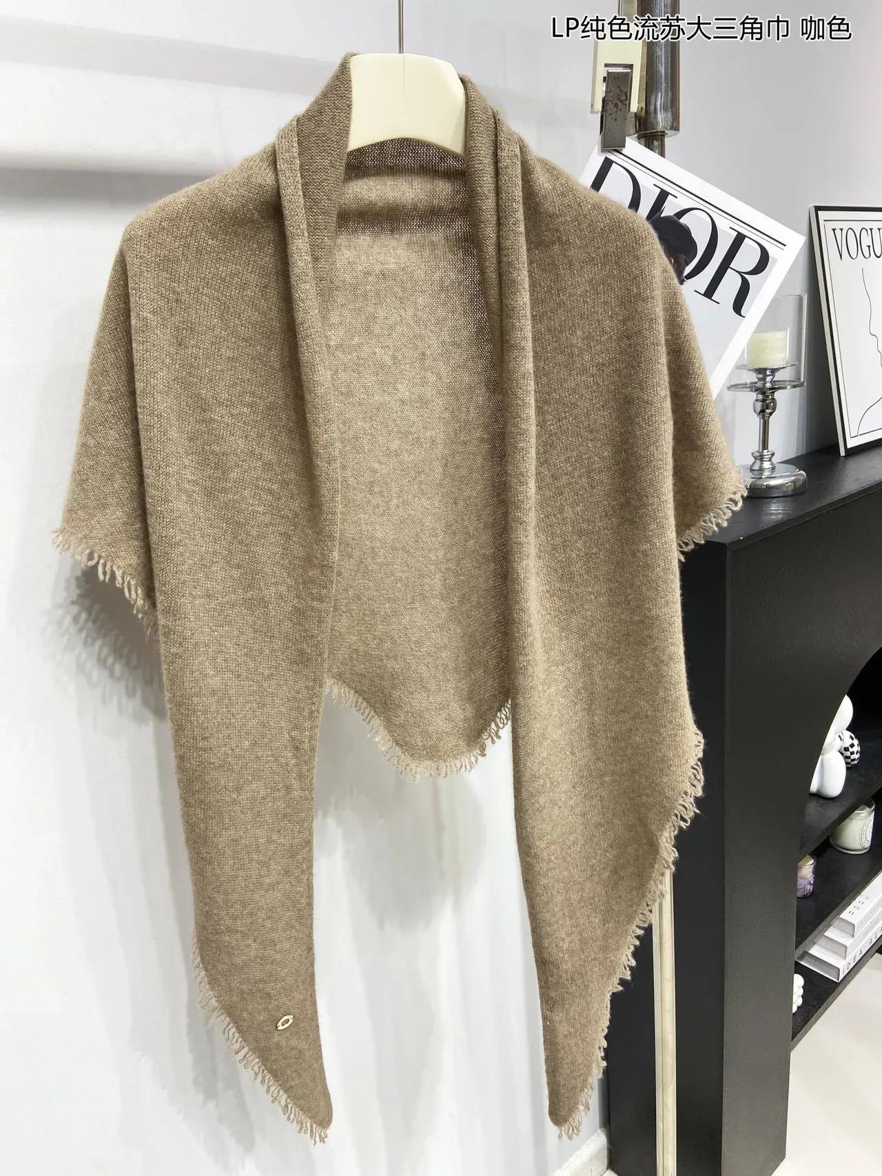 Loro Piana একরঙা ফ্রিঞ্জড ত্রিকোণীয় ক্যাশমির স্কার্ফ 7
