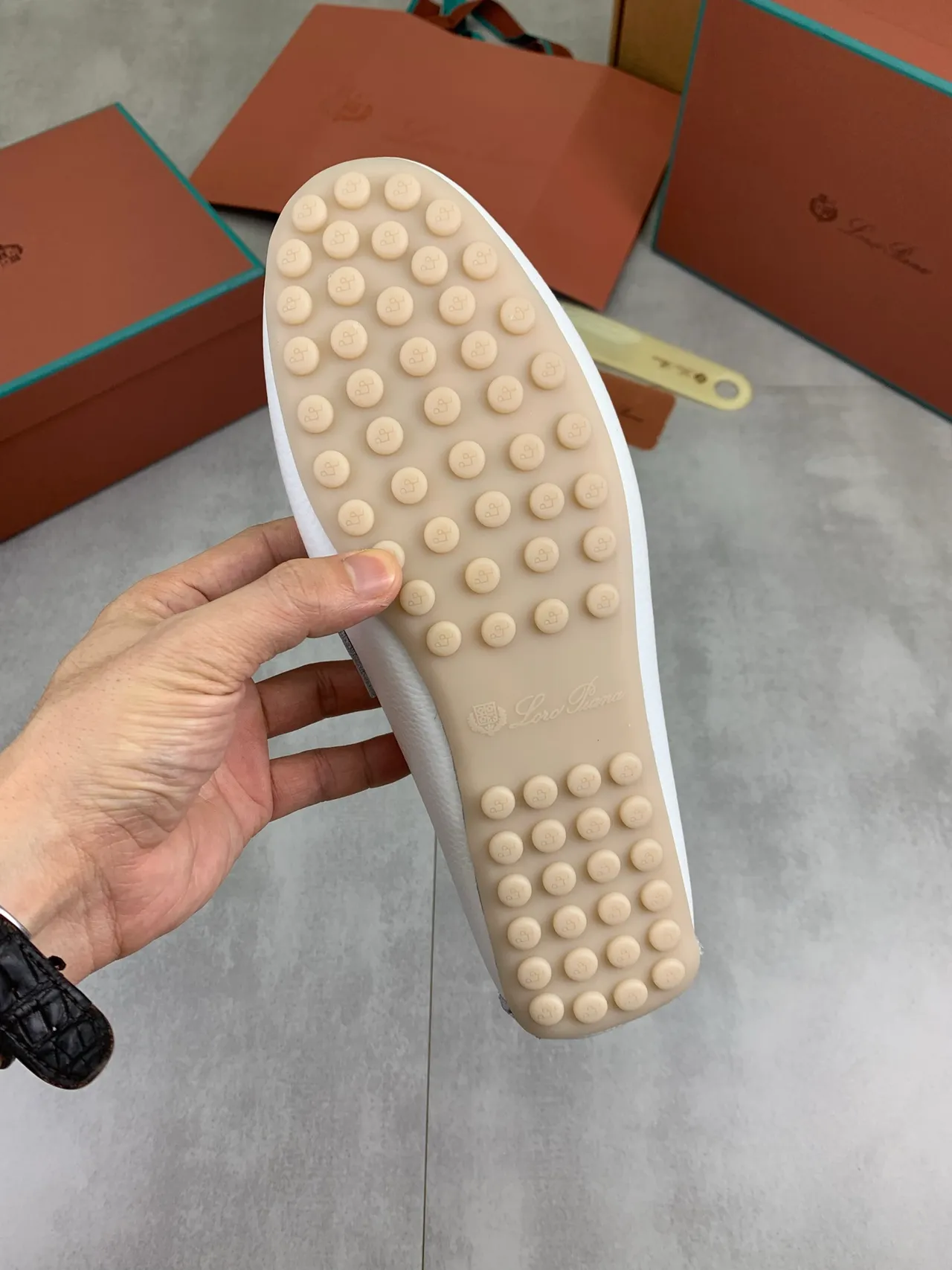 Loro Piana حذاء لوفر أبيض جلد مموج مع حزام مربوط 3