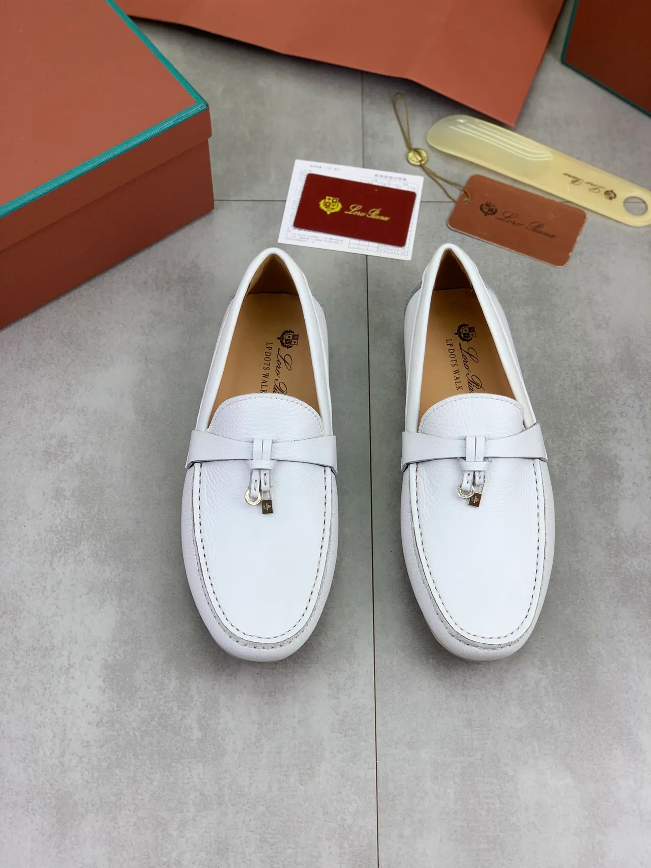 Loro Piana حذاء لوفر أبيض جلد مموج مع حزام مربوط 4