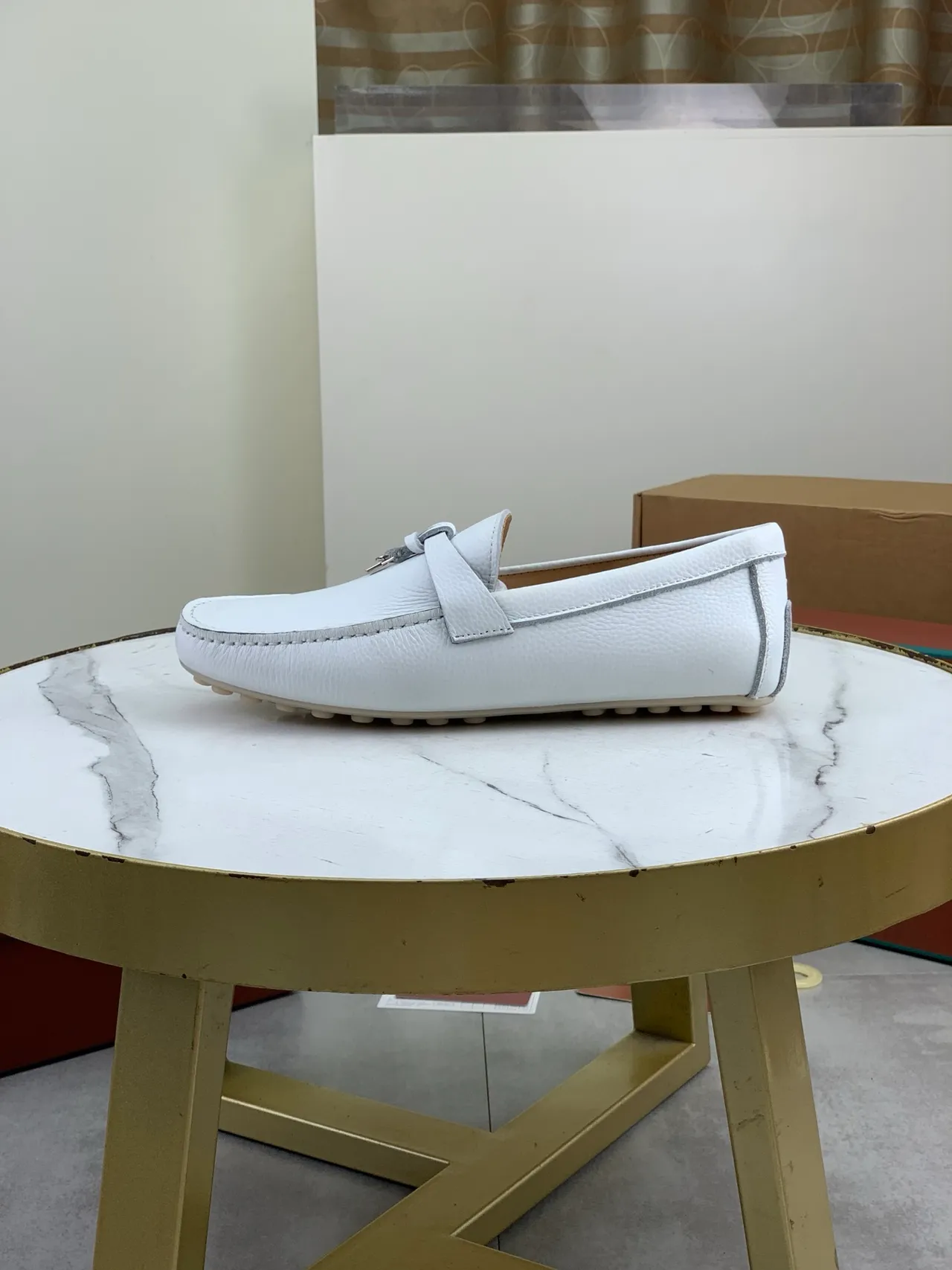 Loro Piana حذاء لوفر أبيض جلد مموج مع حزام مربوط 5