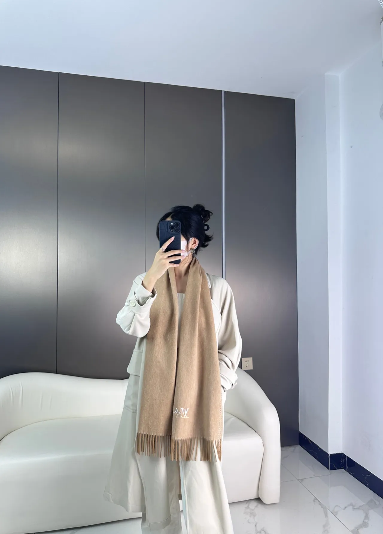 Louis Vuitton Cachecol Bege Marrom Tricô Fino Borda Costurada Contraste Cachemira 2