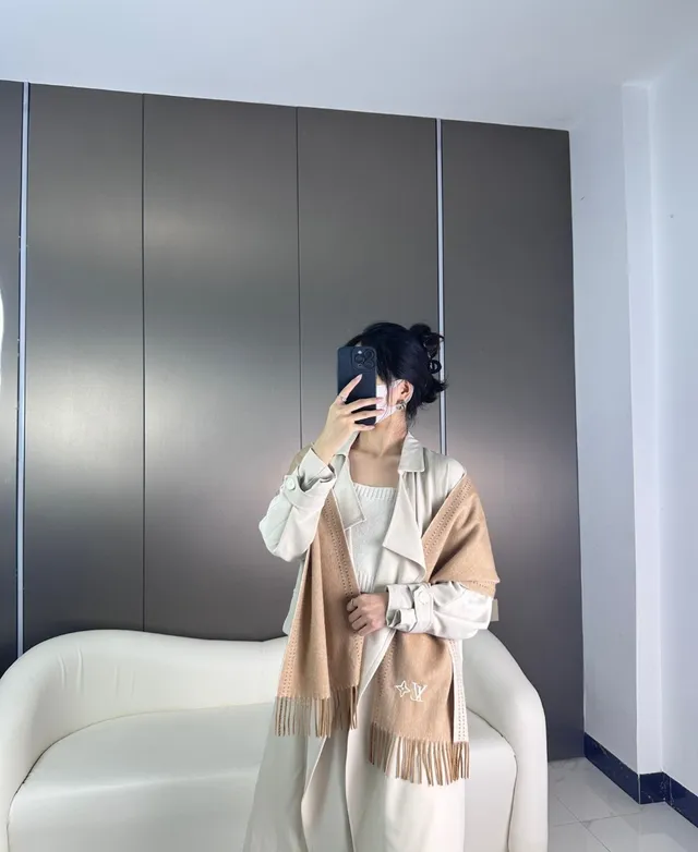 Louis Vuitton Cachecol Bege Marrom Tricô Fino Borda Costurada Contraste Cachemira 3