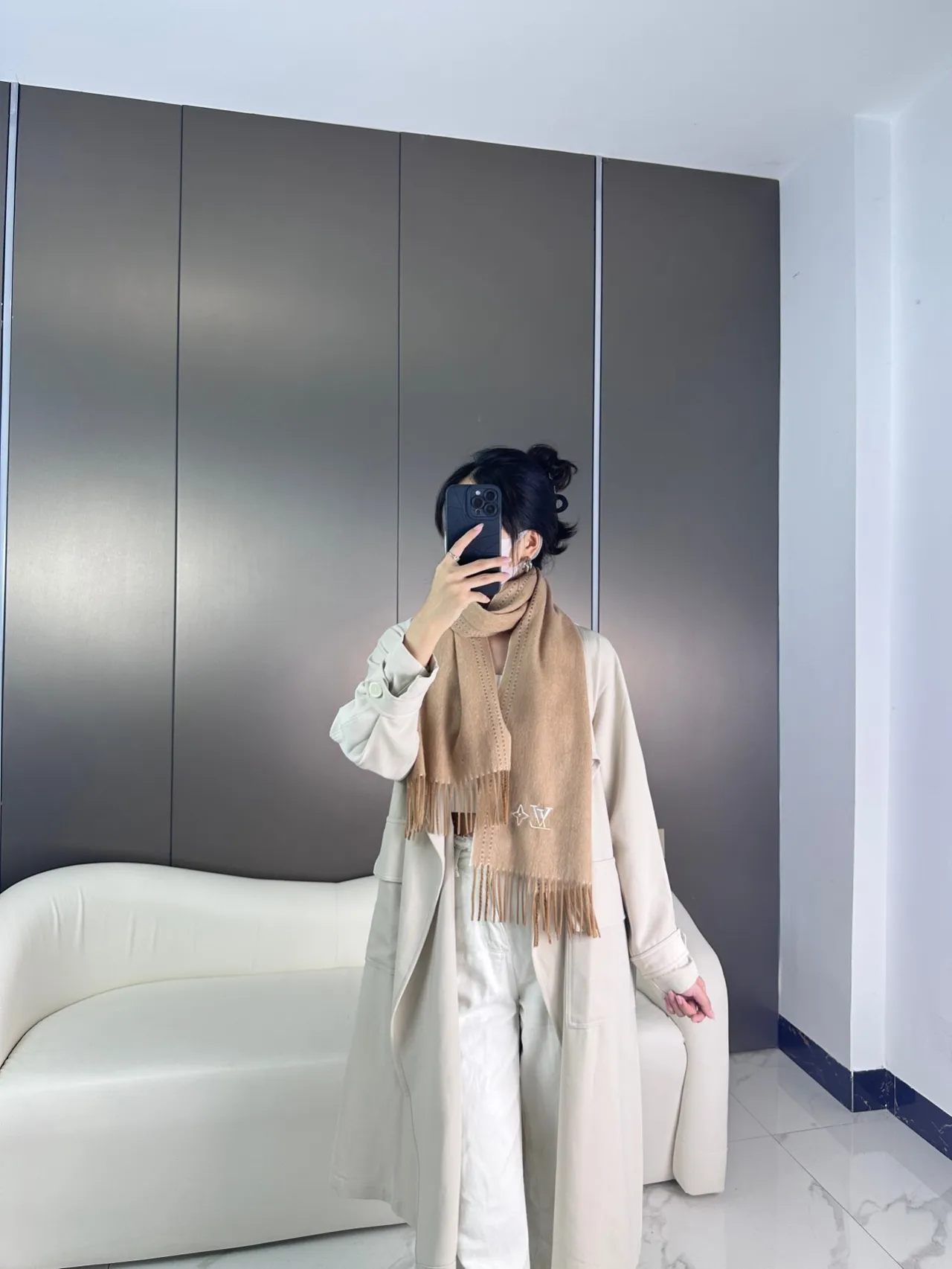 Louis Vuitton Cachecol Bege Marrom Tricô Fino Borda Costurada Contraste Cachemira 4