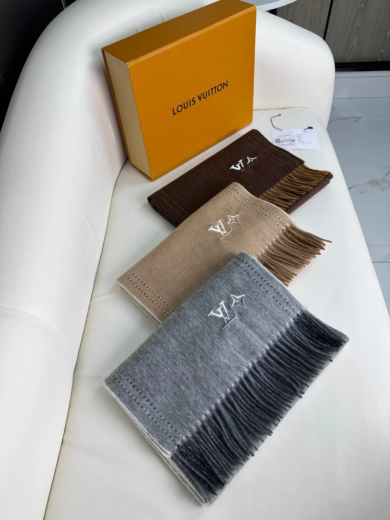 Louis Vuitton Cachecol Bege Marrom Tricô Fino Borda Costurada Contraste Cachemira 5