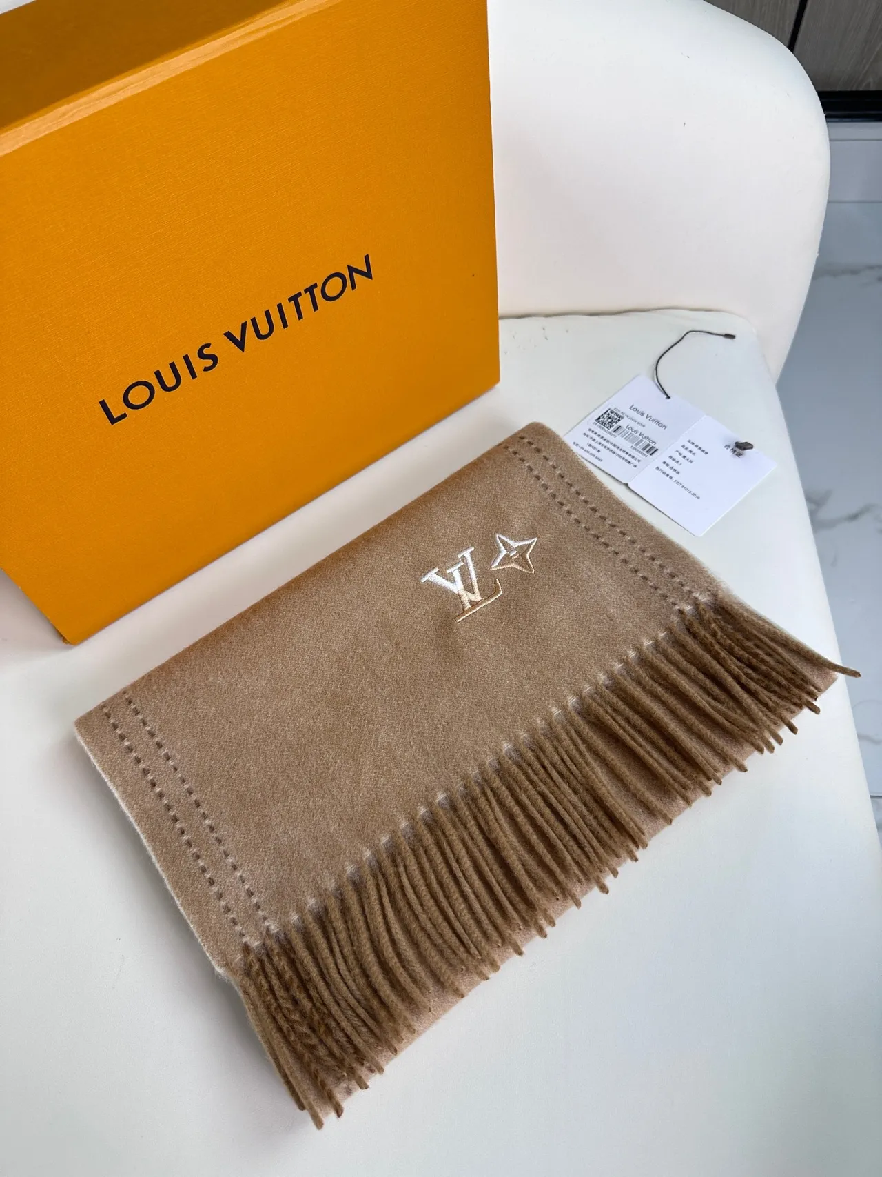 Louis Vuitton Cachecol Bege Marrom Tricô Fino Borda Costurada Contraste Cachemira 6
