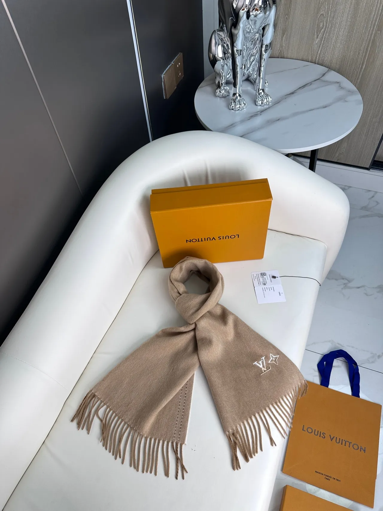 Louis Vuitton Cachecol Bege Marrom Tricô Fino Borda Costurada Contraste Cachemira 7