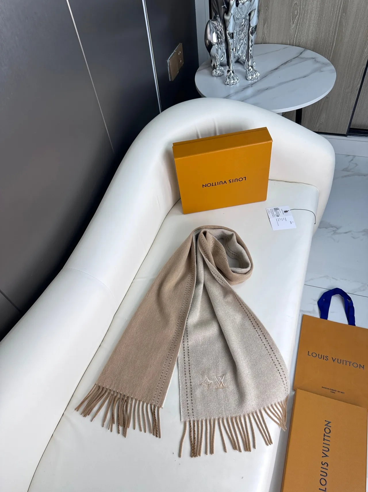 Louis Vuitton Cachecol Bege Marrom Tricô Fino Borda Costurada Contraste Cachemira 8