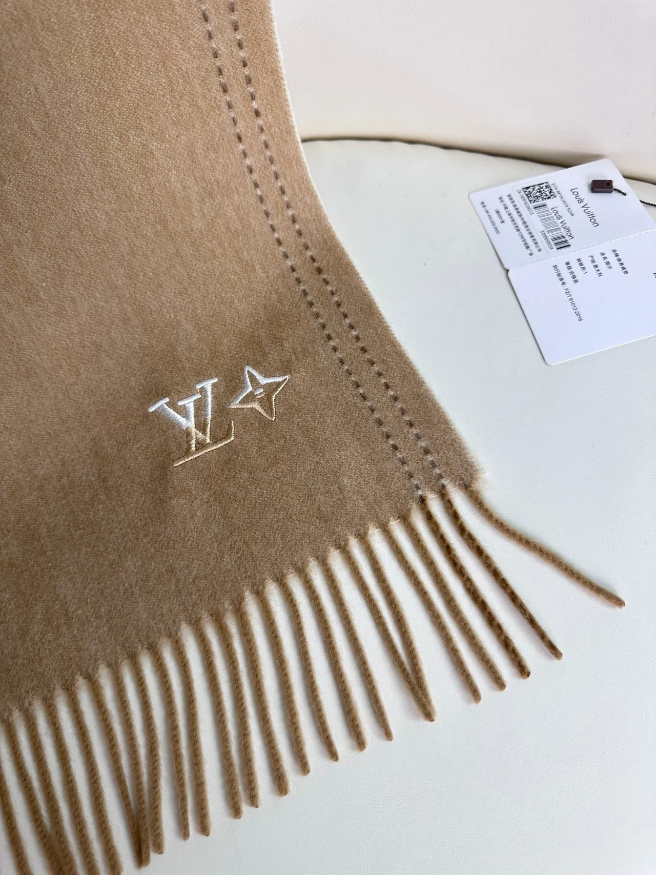 Louis Vuitton Cachecol Bege Marrom Tricô Fino Borda Costurada Contraste Cachemira 9