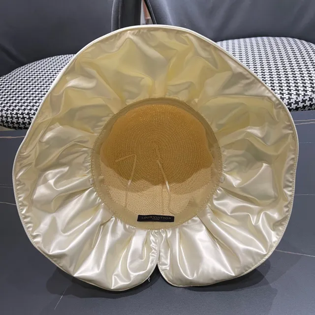 Louis Vuitton Chapeau de seau beige blanc couronne paille tressée plissée bord satiné 2