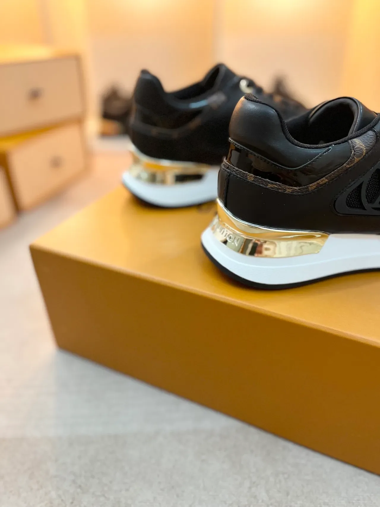 Louis Vuitton Sneakers Lifestyle Noir et Or Cuir et Maille Contrefort Métallique 2