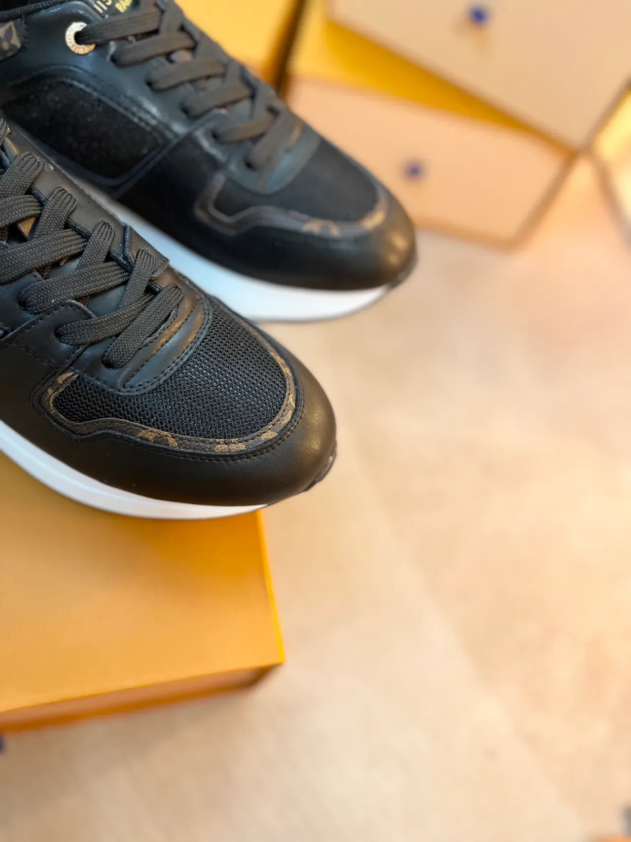 Louis Vuitton Sneakers Lifestyle Noir et Or Cuir et Maille Contrefort Métallique 3