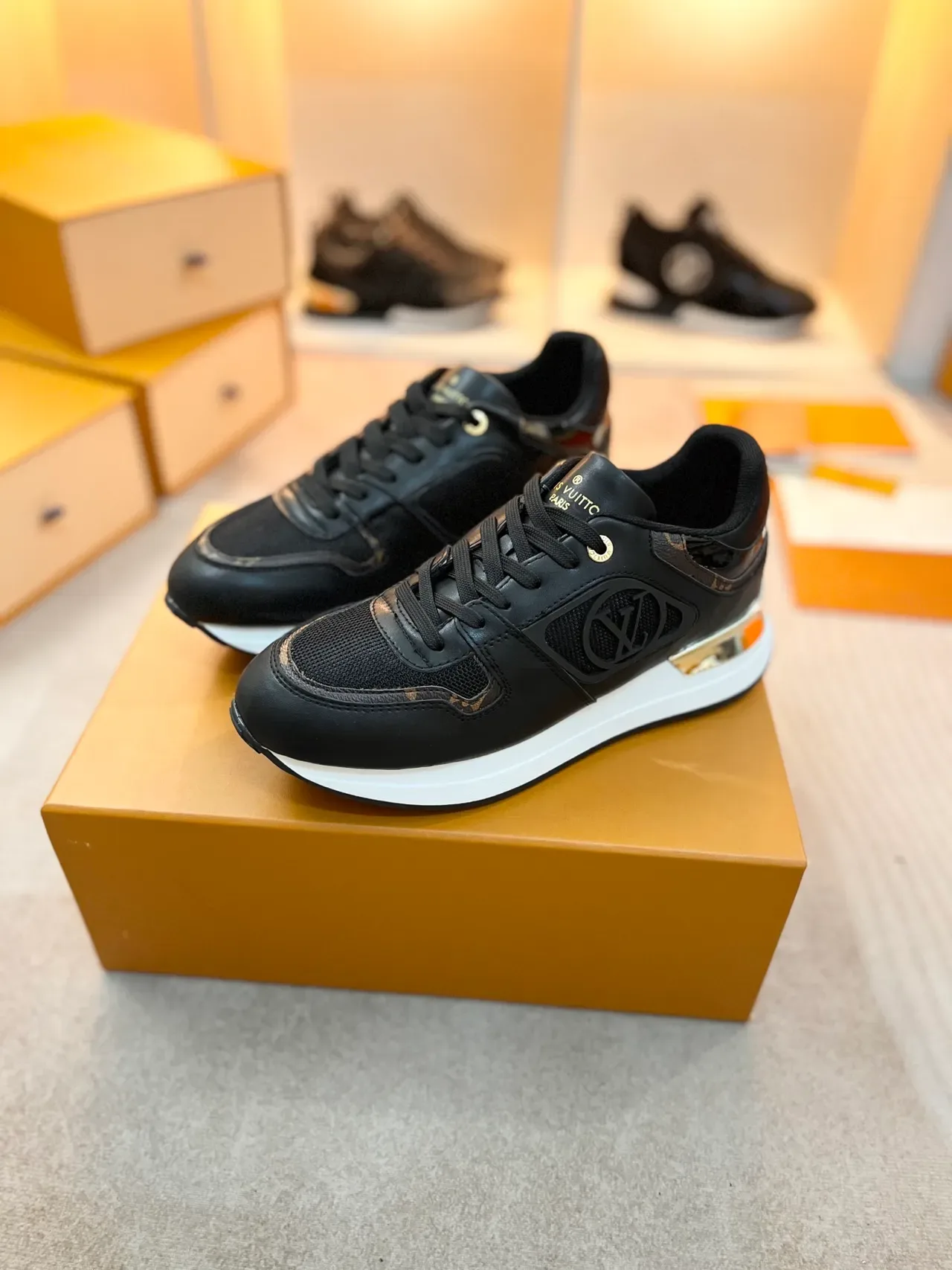 Louis Vuitton Sneakers Lifestyle Noir et Or Cuir et Maille Contrefort Métallique 4