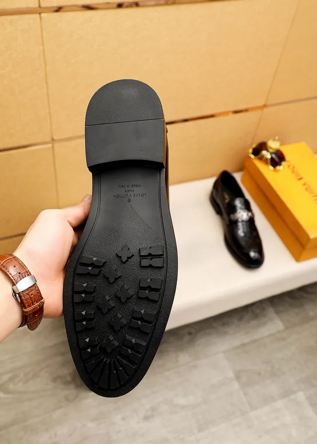 Louis Vuitton 黑色金色漆皮印花乐福鞋 2