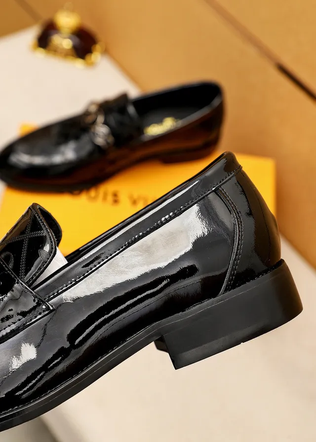 Louis Vuitton 黑色金色漆皮印花乐福鞋 4