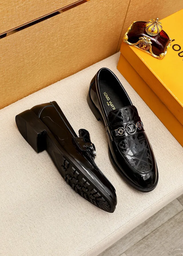 Louis Vuitton 黑色金色漆皮印花乐福鞋 9