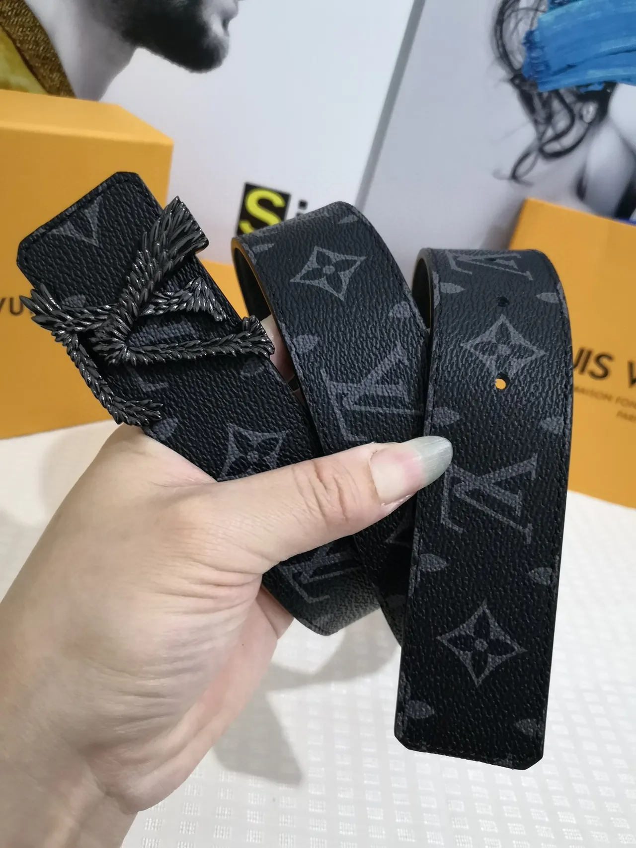 Louis Vuitton Noir Gris Monogram Empreinte Boucle de laurier sculptée Cuir 9