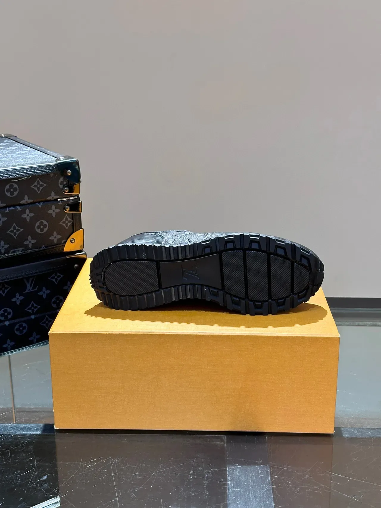 Louis Vuitton Tênis Lifestyle Couro Preto Monograma Embossed Sola Grossa de Borracha 2