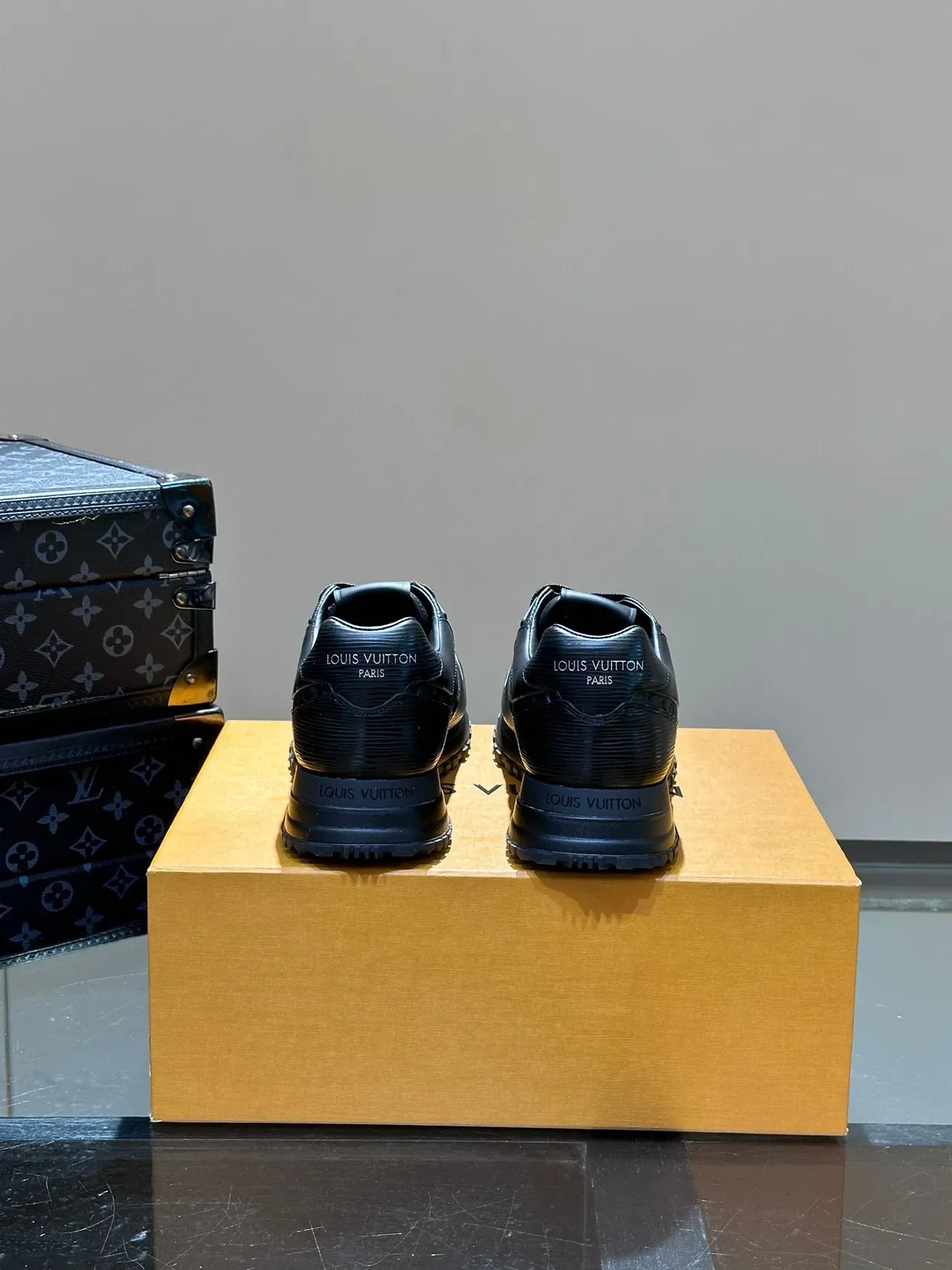 Louis Vuitton Tênis Lifestyle Couro Preto Monograma Embossed Sola Grossa de Borracha 3