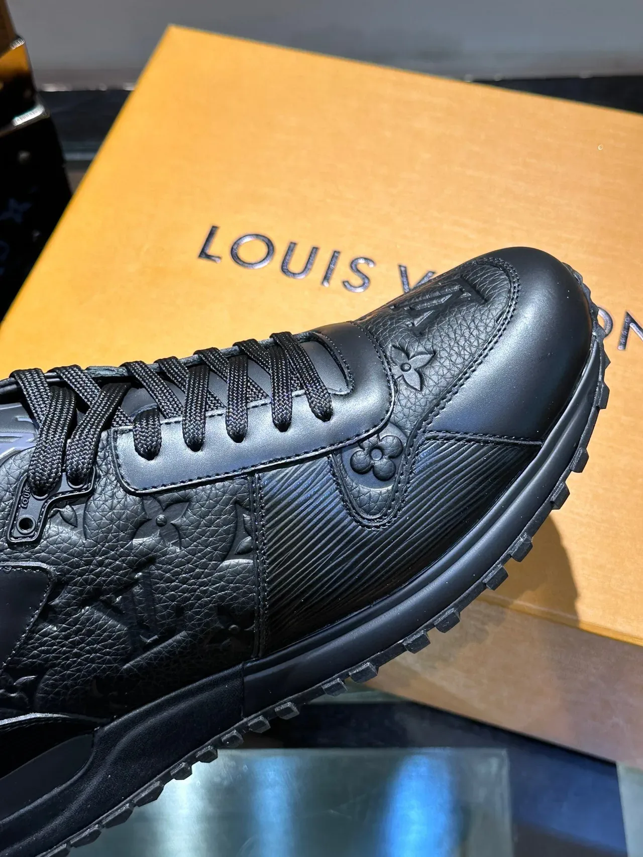 Louis Vuitton Tênis Lifestyle Couro Preto Monograma Embossed Sola Grossa de Borracha 4