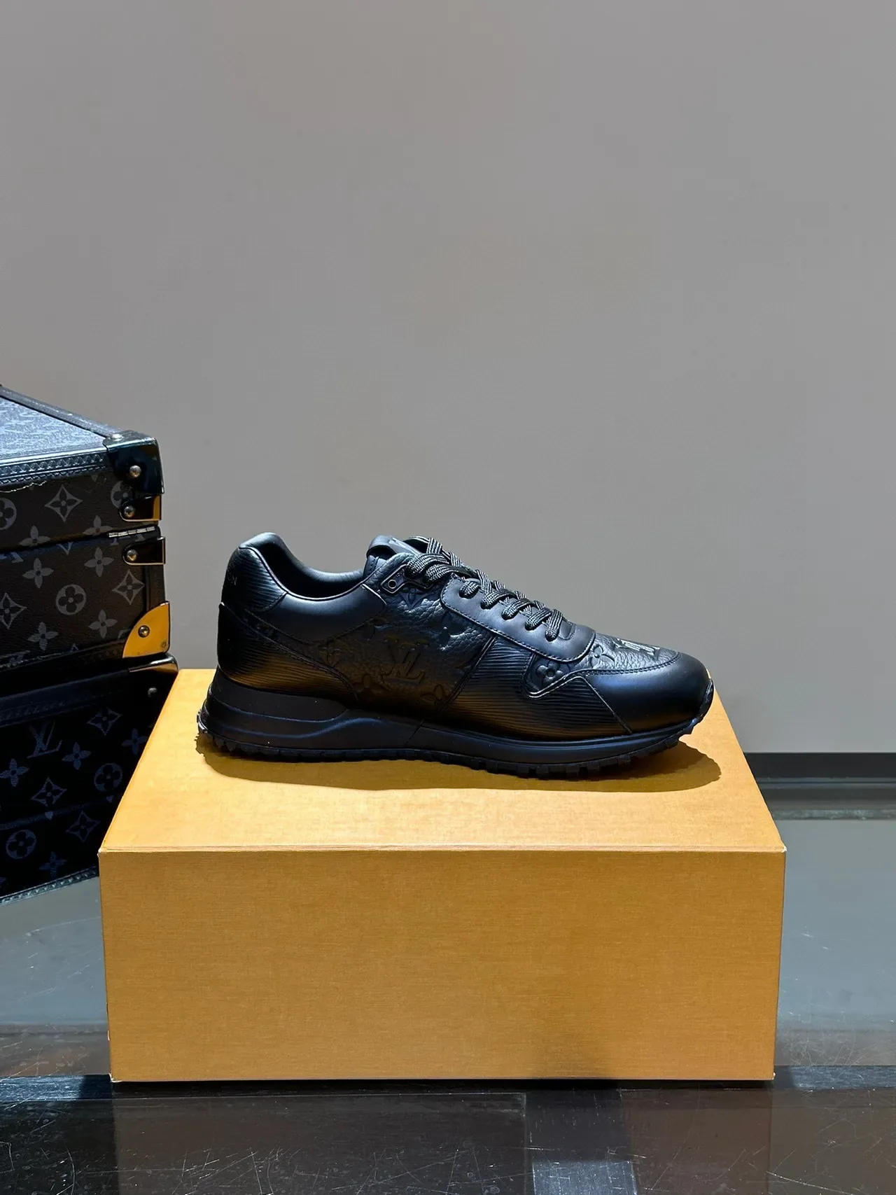 Louis Vuitton Tênis Lifestyle Couro Preto Monograma Embossed Sola Grossa de Borracha 5