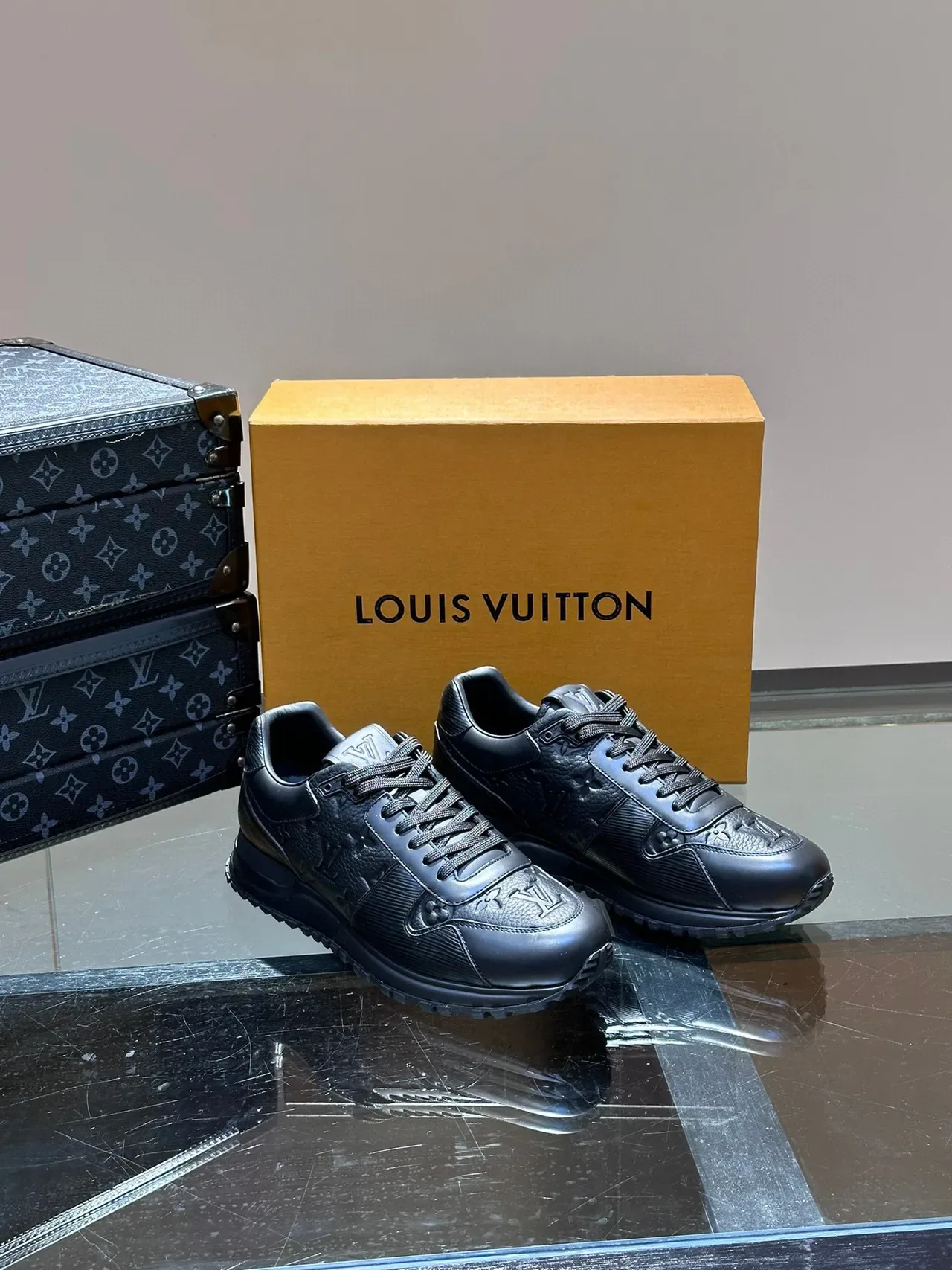Louis Vuitton Tênis Lifestyle Couro Preto Monograma Embossed Sola Grossa de Borracha 6