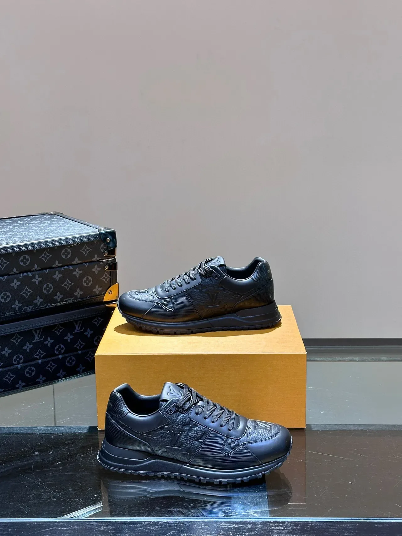 Louis Vuitton Tênis Lifestyle Couro Preto Monograma Embossed Sola Grossa de Borracha 7