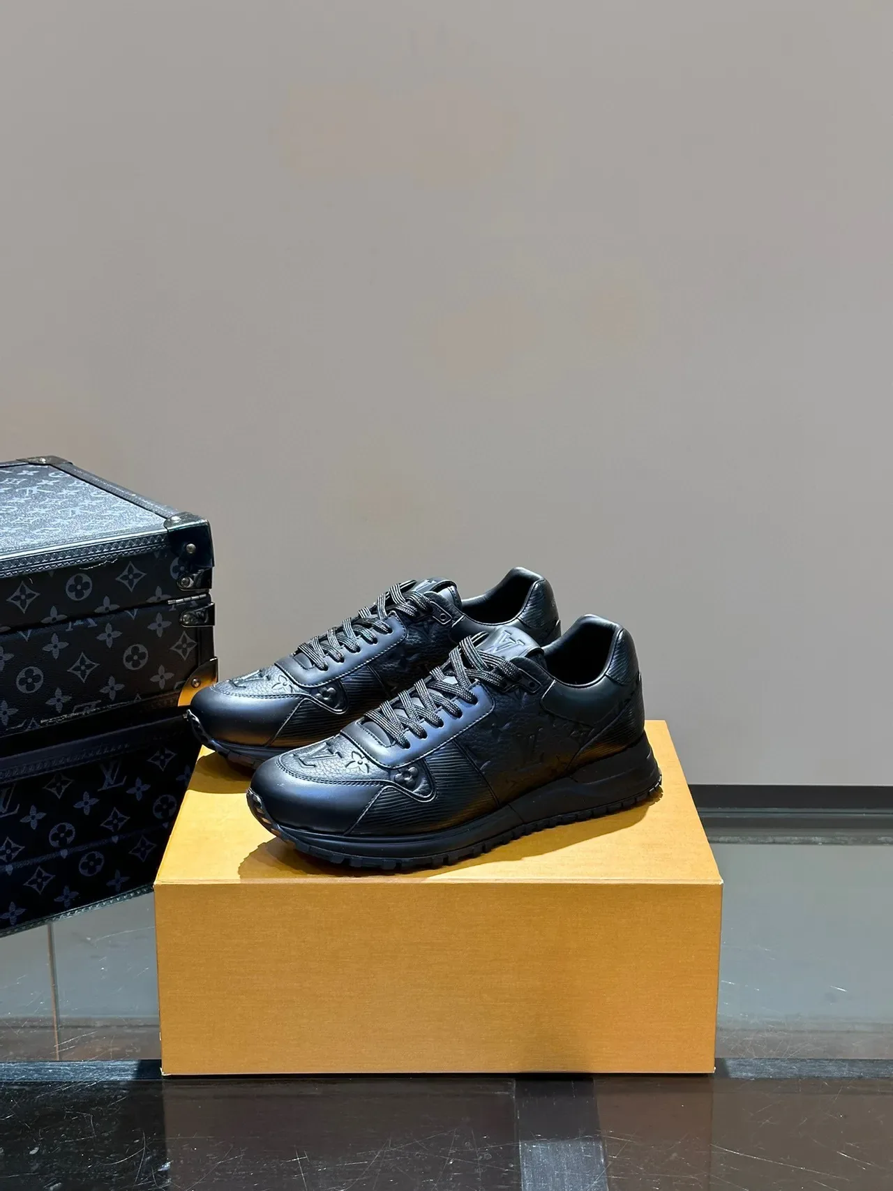 Louis Vuitton Tênis Lifestyle Couro Preto Monograma Embossed Sola Grossa de Borracha 8
