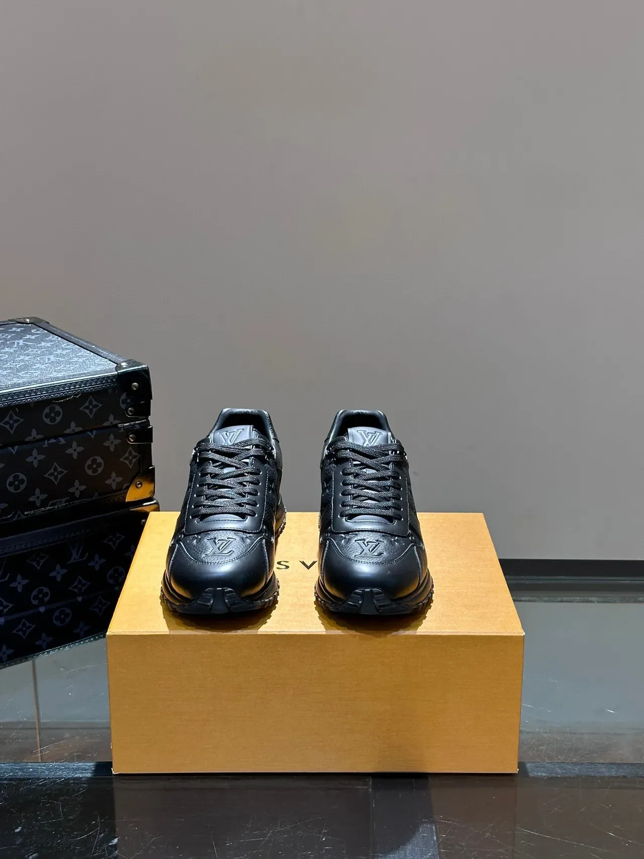 Louis Vuitton Tênis Lifestyle Couro Preto Monograma Embossed Sola Grossa de Borracha 9