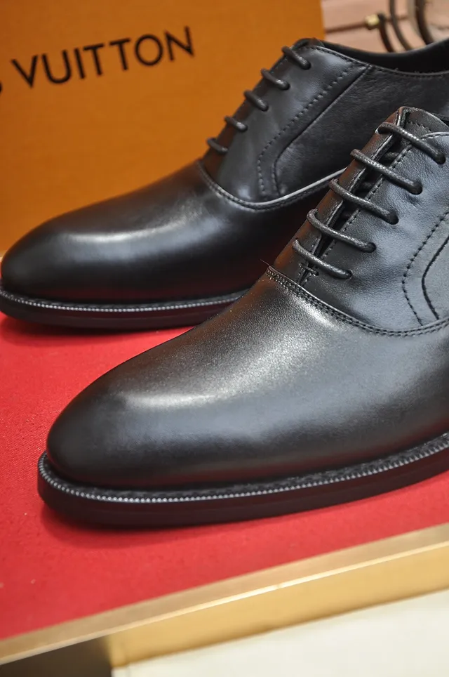 Louis Vuitton Sapatos Oxford de Couro Preto Polido com Ponta de Tapa 2