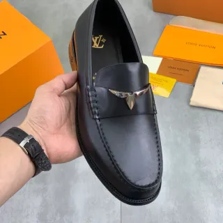 Louis Vuitton 黑色银色光滑皮革翼金属五金乐福鞋