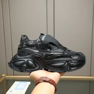 لويس فيتون أحذية رياضية أسود أبيض مونوغرام نسيجية oversized كعب مطبوخ مطاطي chunky sneakers