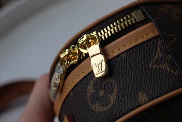 Louis Vuitton बादामी बेज सर्कुलर मिनी सिल्हूट मोनोग्राम कैनवास सैडल बैग 8