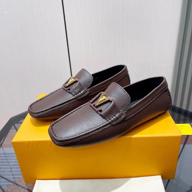 Louis Vuitton marron doré cuir texturé métallique LV boucle loafer 2