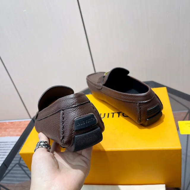 Louis Vuitton marron doré cuir texturé métallique LV boucle loafer 8